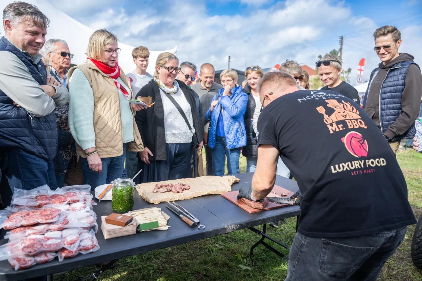 Mėsininko demonstracija lankytojų minioje